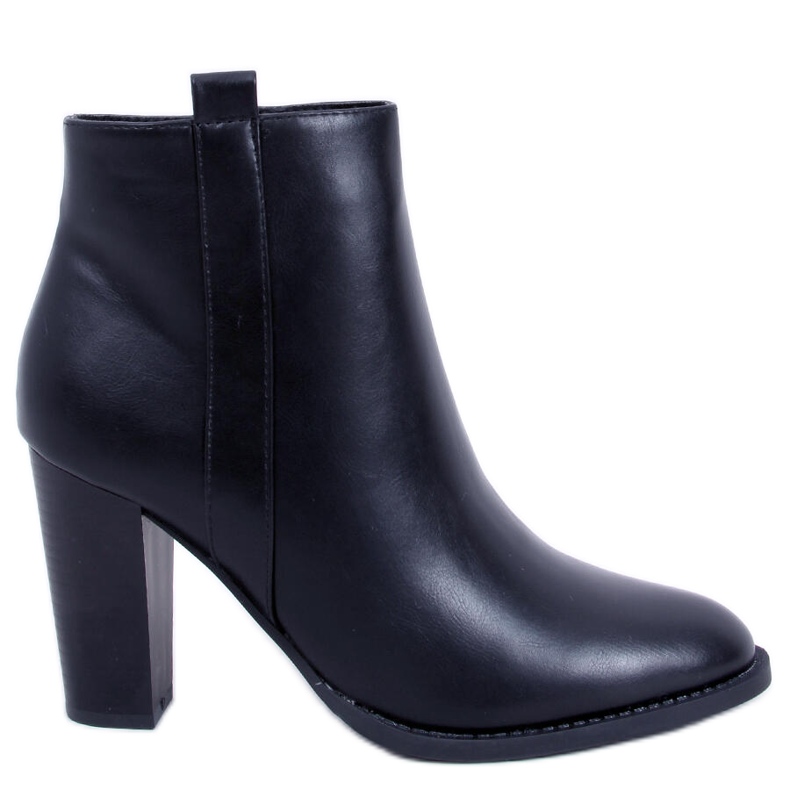 BM Botas clásicas Alona Black en el poste negro