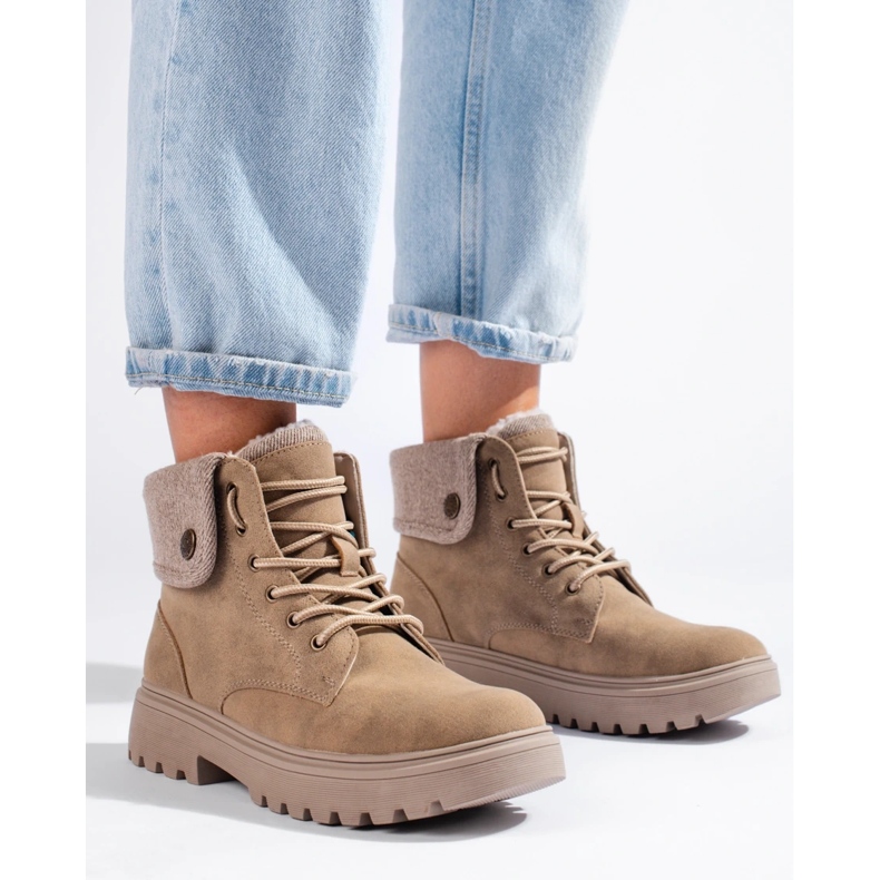Botas de mujer beige con forro de piel de oveja.