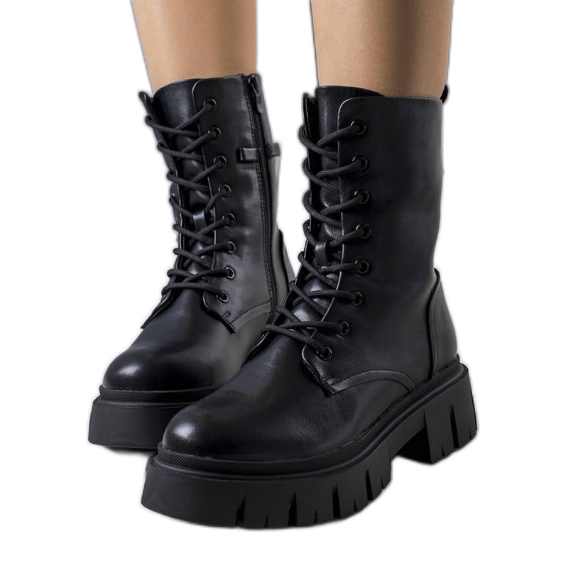 BM Botas negras en una enorme suela Darius negro BM Botas negras en una enorme suela Darius negro