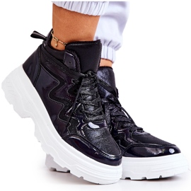 Zapatos deportivos aislados negros de mujer