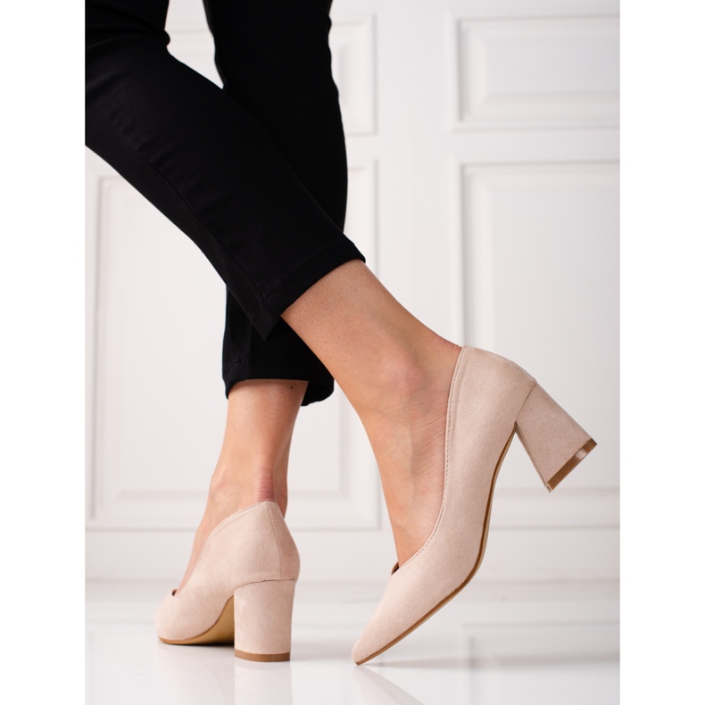 Zapatos de tacón alto para mujer. beige