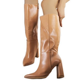 Botas beige en el puesto de Adair.