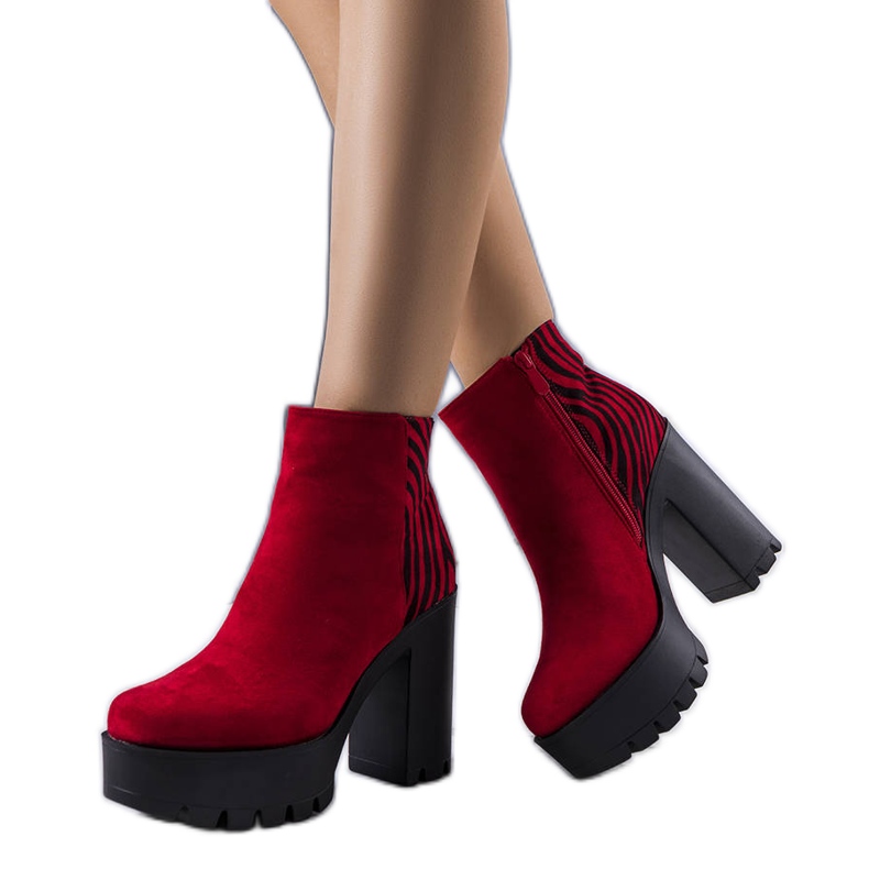 BM Botines rojos en un poste alto de Khalid