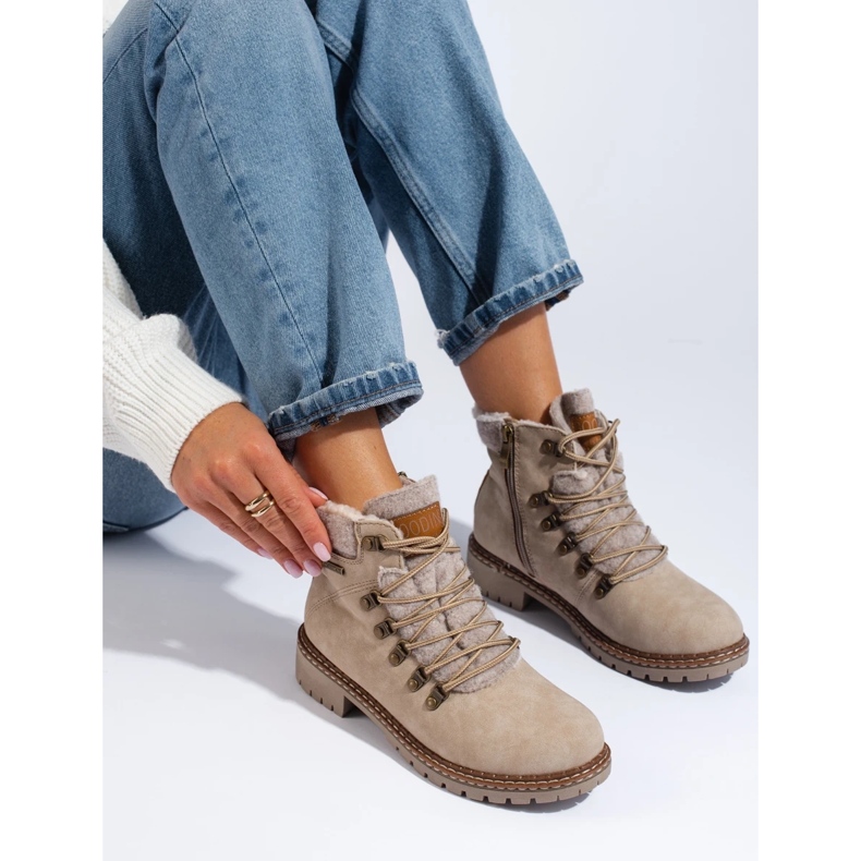 Botas beige de mujer con abrigo de piel de cordero