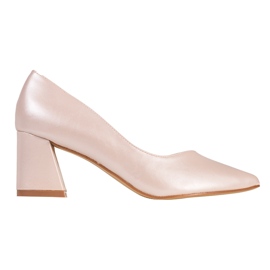 Bombas de perlas para mujer en el puesto de Shelovet. beige