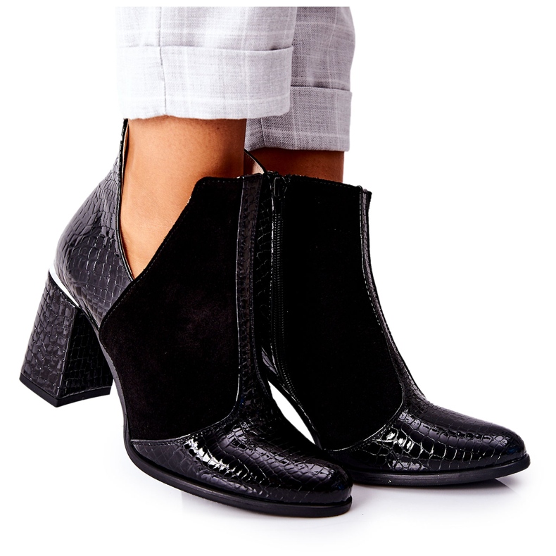 Botas de piel de mujer con tacón negro.
