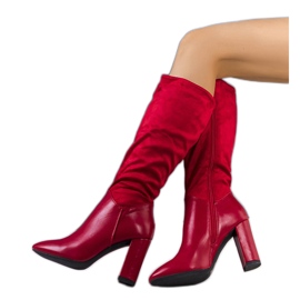 Botas rojas cálidas en el puesto de Delfor. rojo