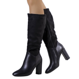 Botas cálidas negras en el puesto de Delfor. negro