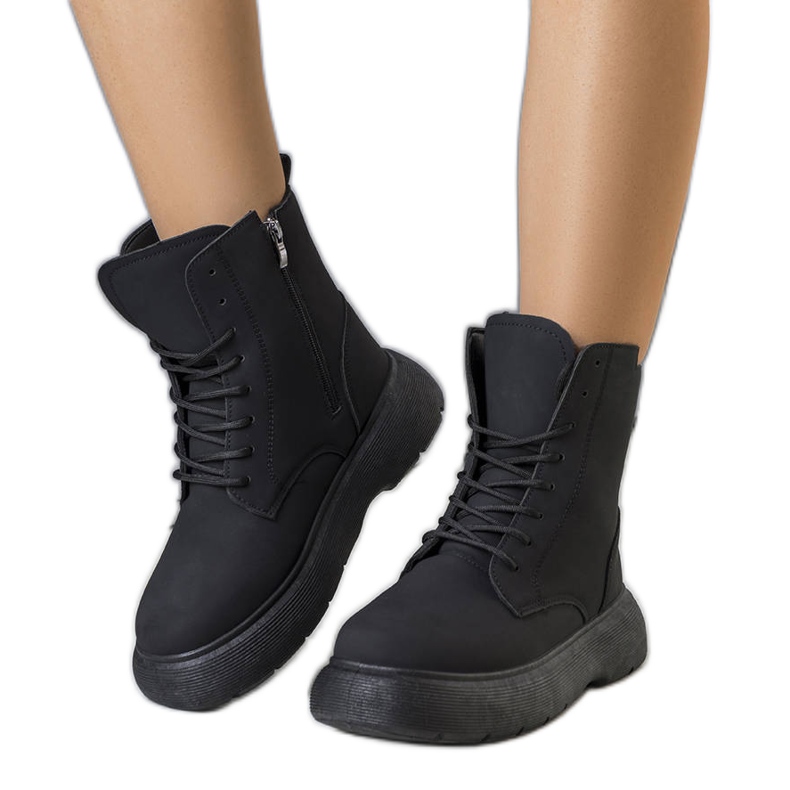 Botas con forro negro de Neile. Botas con forro negro de Neile.