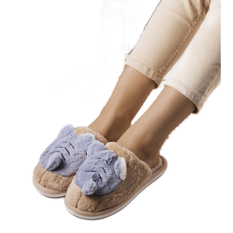 Pantuflas blandas beige y gris de Bee