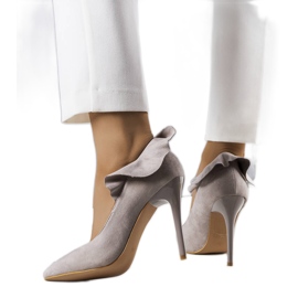 BM Zapatos de tacón grises con volantes de Jasmis. BM Zapatos de tacón grises con volantes de Jasmis.