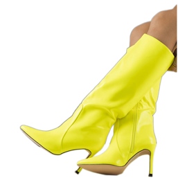 Botas de neón amarillas en un tacón alto amarillo
