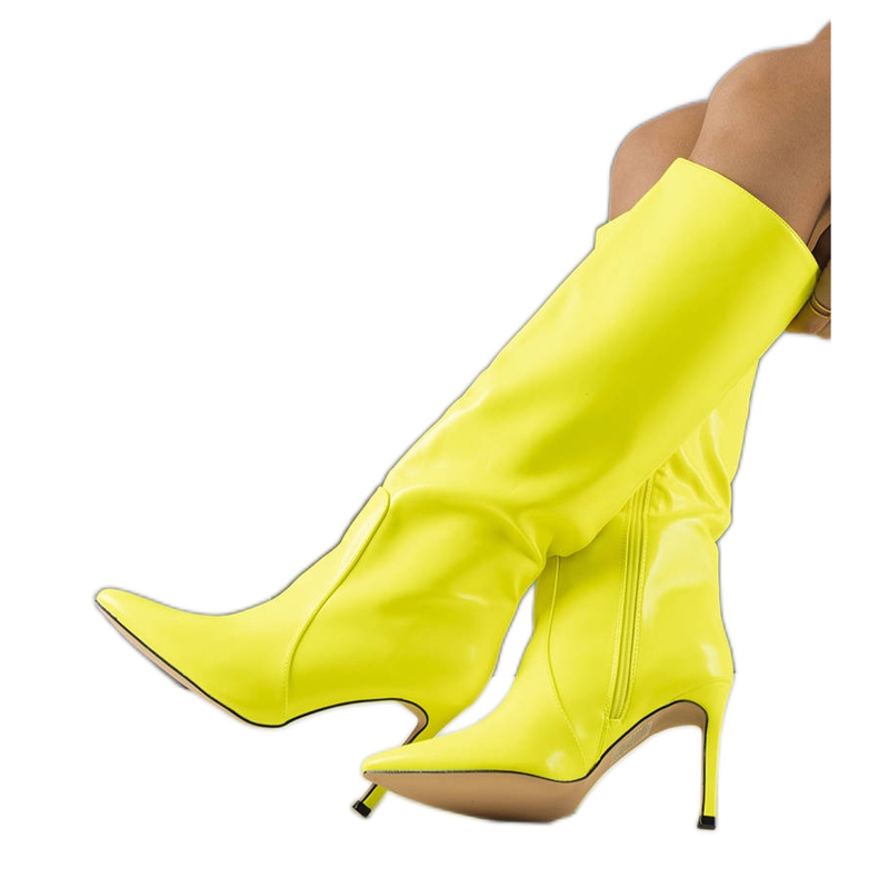 Botas de neón amarillas en un tacón alto amarillo