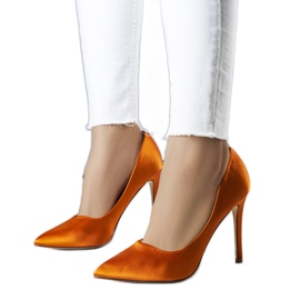 Zapatos de salón de raso naranja de Lochlan