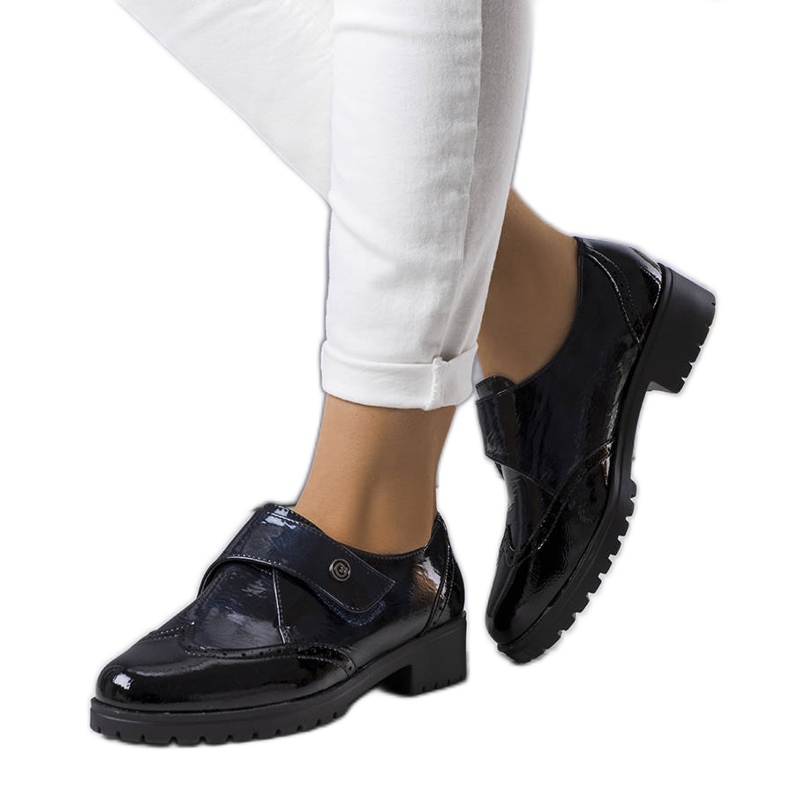 Zapatos lacados azul marino de Bateli negro