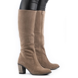Olivier Botas con aislamiento para mujer en un poste de tierra beige