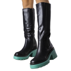 Botas negras con suela azul de Charla negro