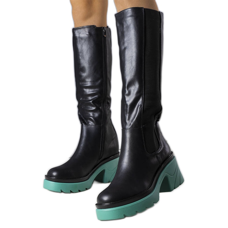 Botas negras con suela azul de Charla negro