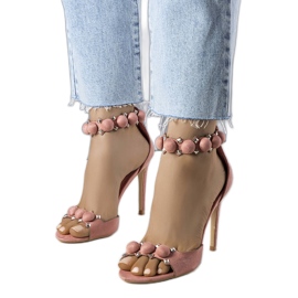 Sandalias rosas de tacón alto de Yara.