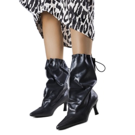 Botas negras de tacón bajo de Jabari. negro