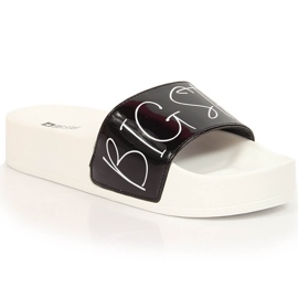 Babuchas de mujer lacadas en negro en la plataforma Big Star JJ274A276