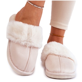 Zapatillas suaves de las mujeres con piel beige brillante