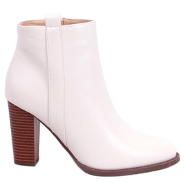 Botas clásicas Alona Beige en el poste