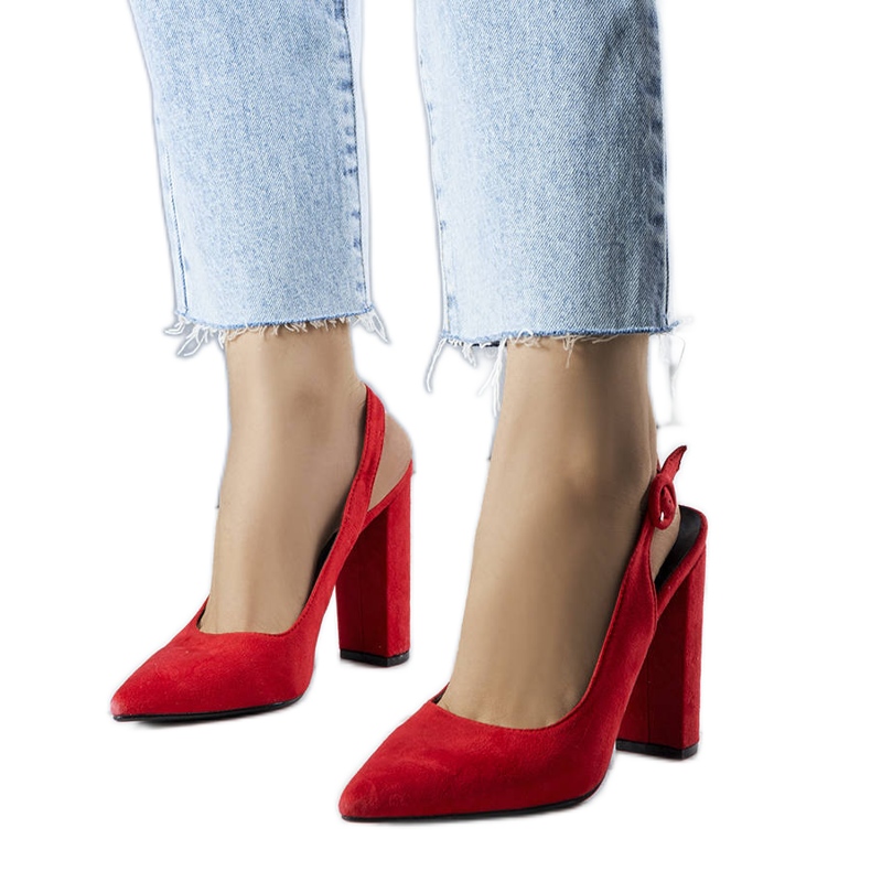 Bombas rojas con un talón abierto rojo