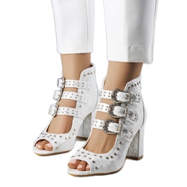 Botas de brillo plateado con tachuelas plata