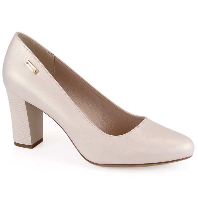 Bombas de perlas beige en un poste decorativo de Sergio Leone