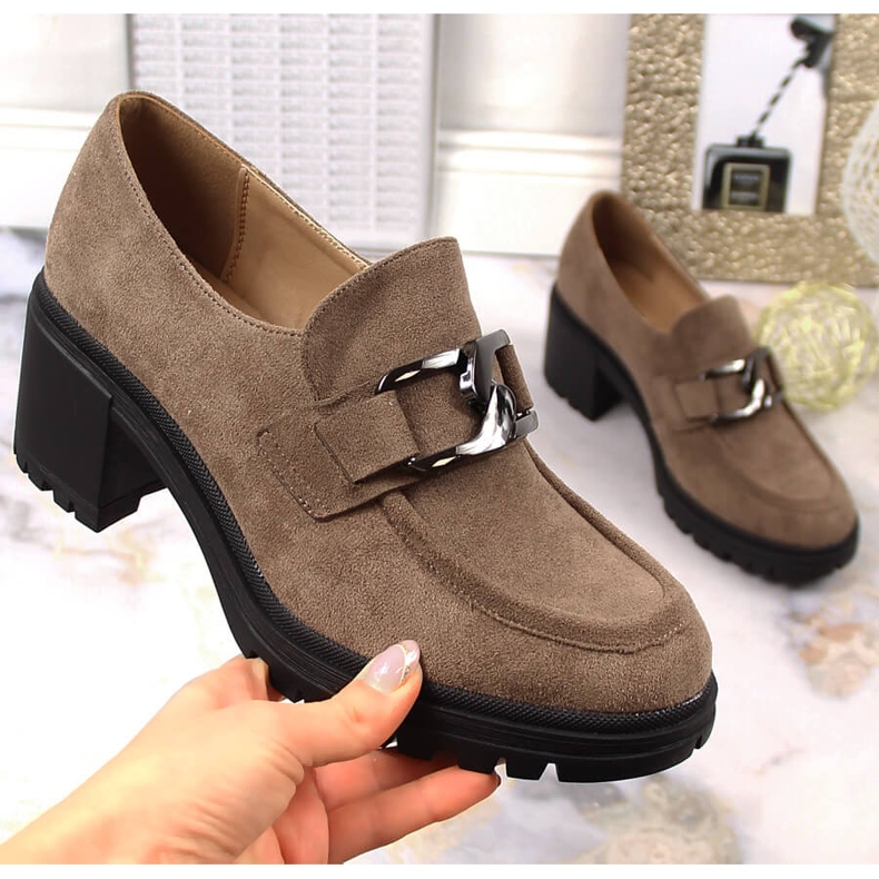 Zapatos de salón ante marrón con cadena Vinceza 10921