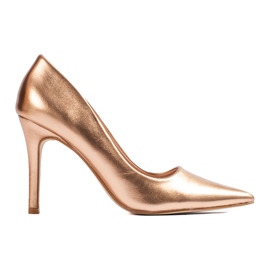 Tacones altos dorados para mujer.