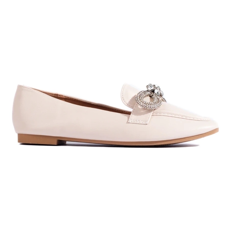 Mocasines de mujer elegantes con decoración. beige
