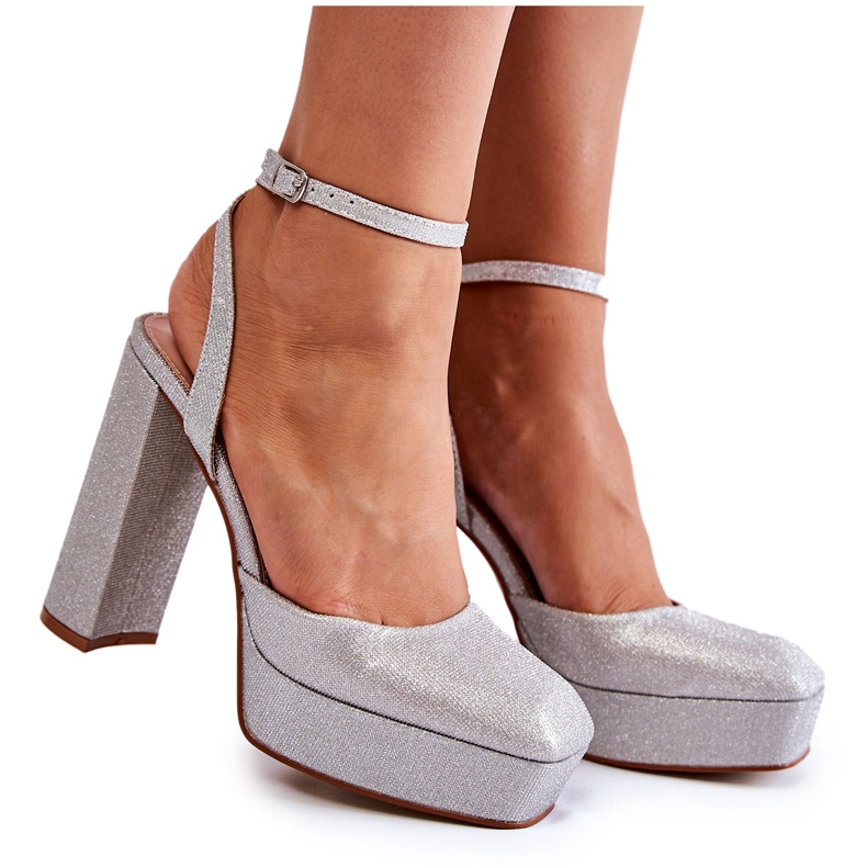 Sandalias de brillo para mujeres en el poste de plata