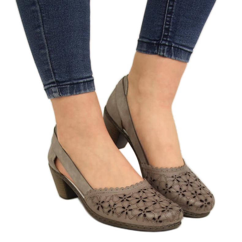 Salones mujer piel calada beige Rieker 40986