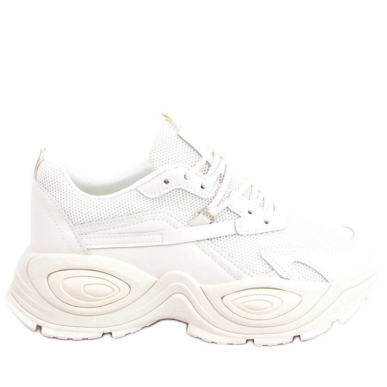 Deportivas de mujer beige con suela alta.