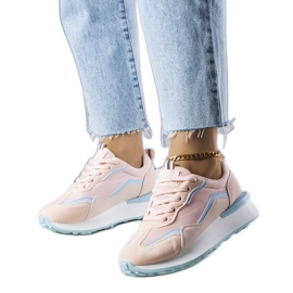BM Zapatillas rosas en la plataforma Ada