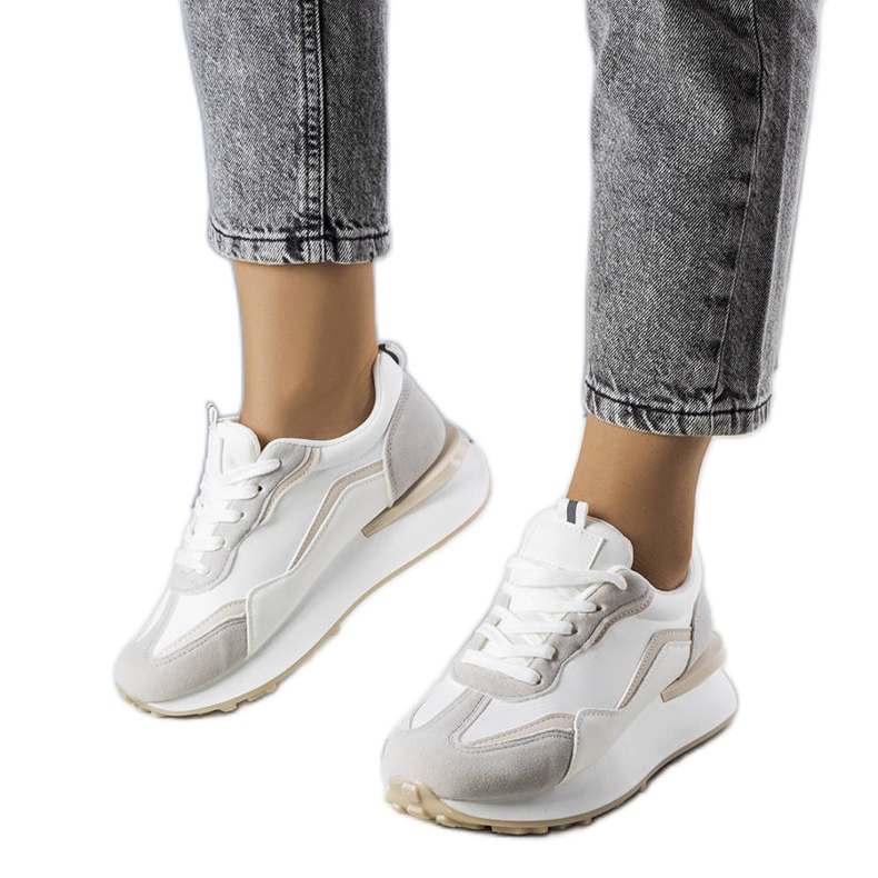 BM Zapatillas grises en la plataforma Ada. beige BM Zapatillas grises en la plataforma Ada. beige