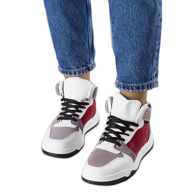 Zapatillas altas blancas y rojas de Elizabeth blanco
