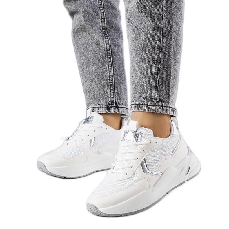 BM Zapatillas blancas con inserciones plateadas de Doris. blanco