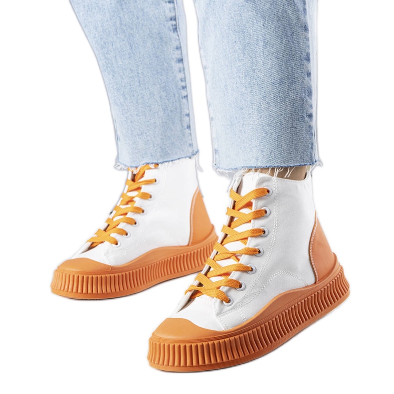 Zapatillas naranjas con plataforma de Terri blanco