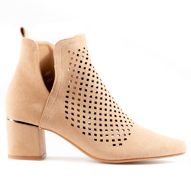 Botas de mujer caladas sobre tacón bajo beige Vinceza