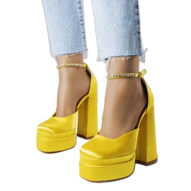 Zapatos de tacón amarillos de Elvira