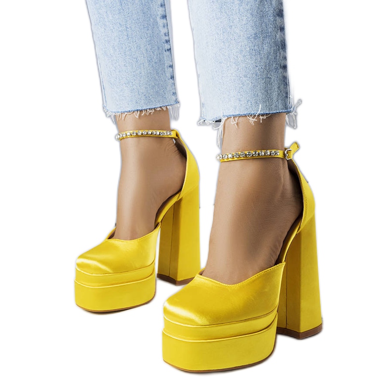 Zapatos de tacón amarillos de Elvira
