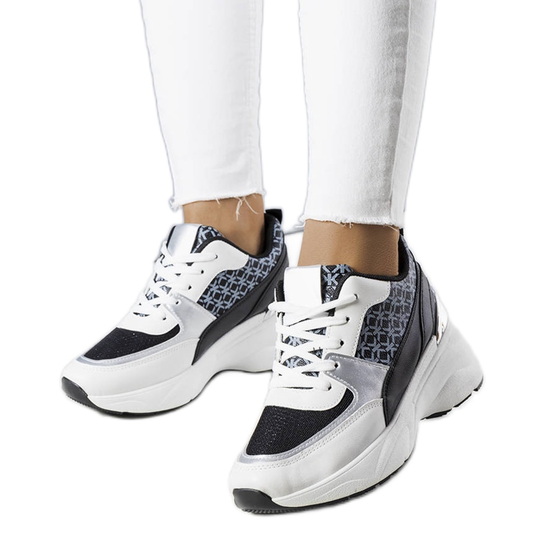 Deportivas negras decoradas con el monograma de Lora negro