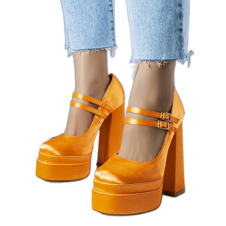 Zapatos de tacón naranjas de Lynn.