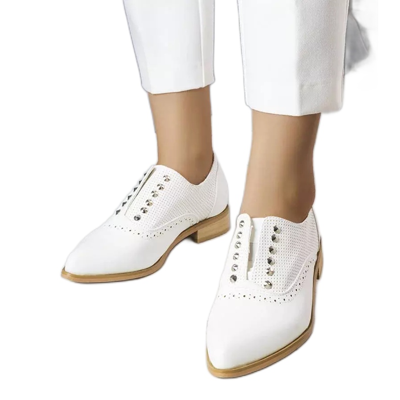 BM Zapatos blancos calados con tachuelas de Erin