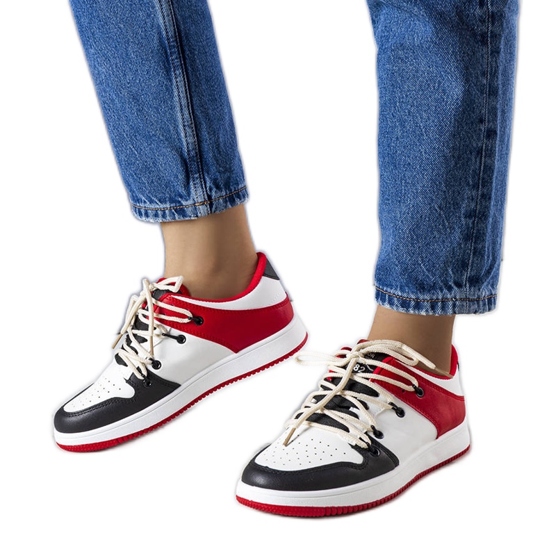 Zapatillas retro negras y rojas. blanco