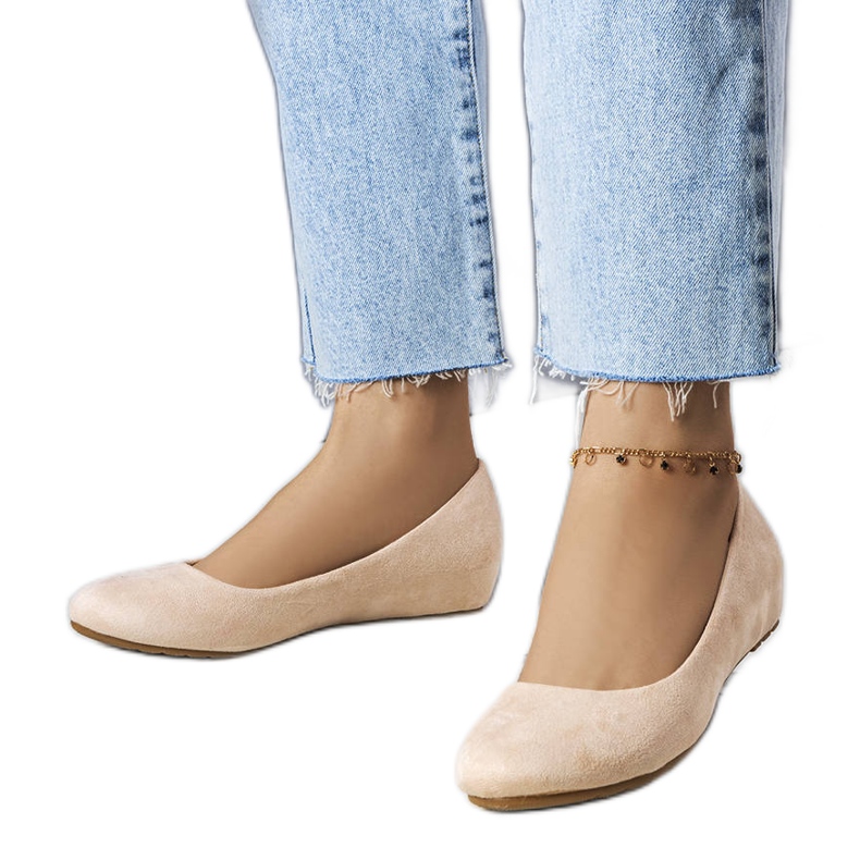 Bailarinas beige con cuña baja de Sylvia