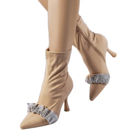 Botas beige decoradas con pedrería de Caisse